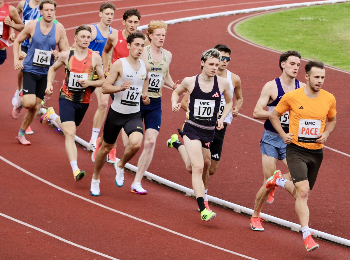 Roberts Glazers 1500 metru skrējienā British Milers Club sacensībās